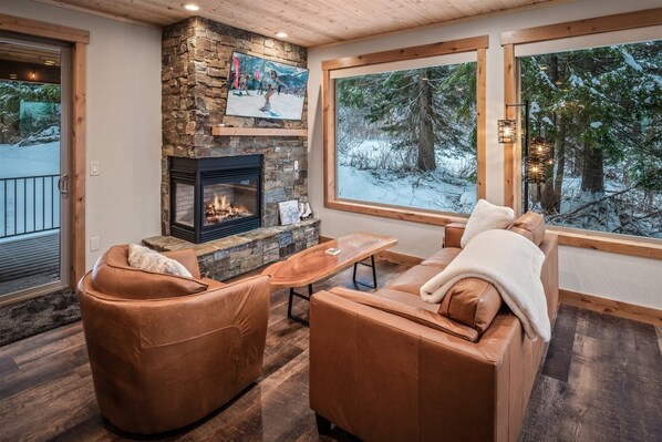 Beautiful, well appointed NEW home on Schweitzer Mountain