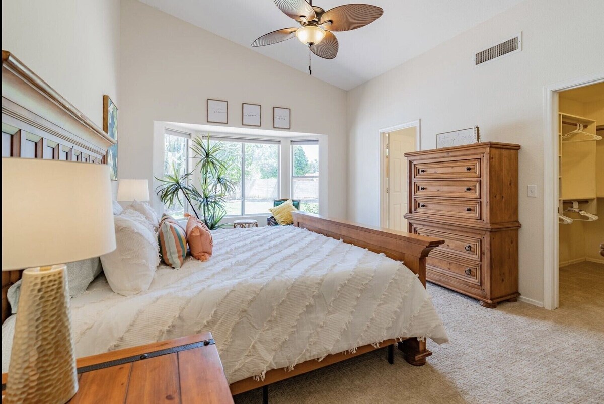 ☀️ Tropical Desert Oasis. HEATED Pool & Spa no charge. Private, large yard