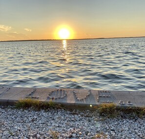 1-block to neighborhood park on Dunedin Bay. Grab your camera!
