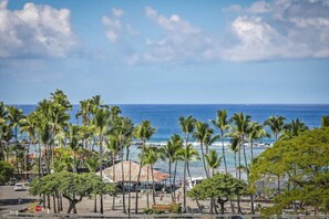 Kahalu'u Bay - Surfing, Snorkeling & Swimming