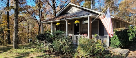 Cabin / big front yard/ circle driveway welcomes larger pull trailers