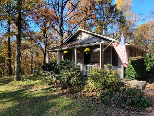 Cabin / big front yard/ circle driveway welcomes larger pull trailers