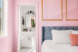Relax in style in the "White Limozeen" room