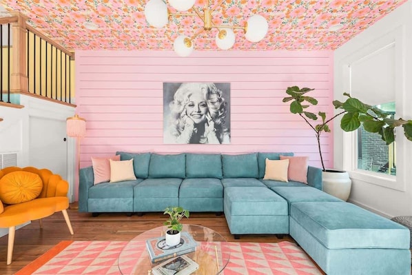 Nashville's original Dolly themed house! STRP# 2021054733