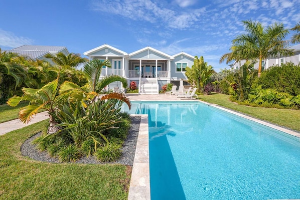 Private Heated Pool - We supply pool towels.