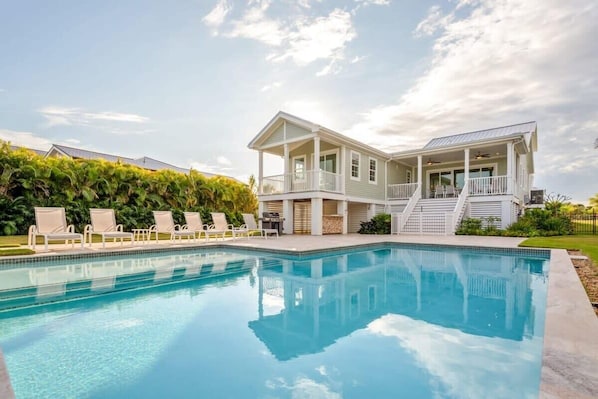 Private Heated Swimming Pool - We supply pool towels!