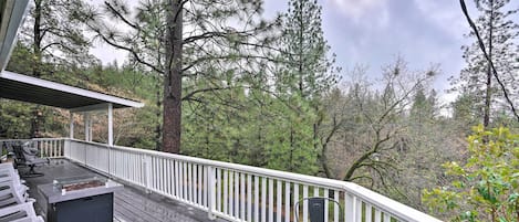 Pine Grove Vacation Rental | 3BR | 2BA | 1,628 Sq Ft | Step-Free Access