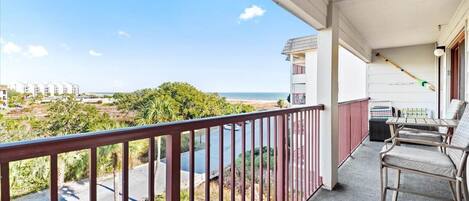 Welcome to Admirals Row B320 – Everything you need to experience the best the beach and Hilton Head Island have to offer is here in this charming, third-floor villa-style condo.