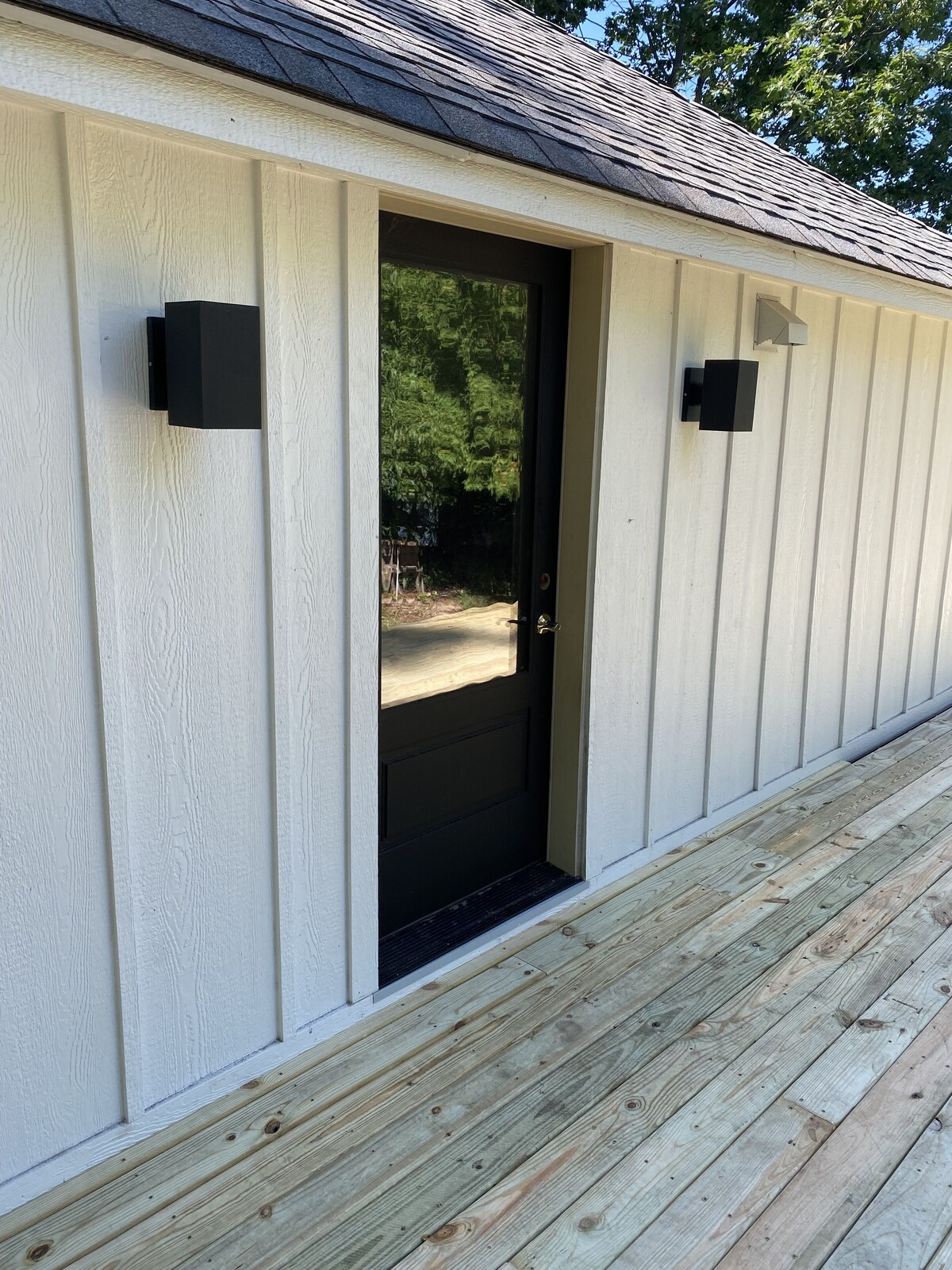 Little Glen House with 100 feet of frontage, huge deck, dock, and boat mooring