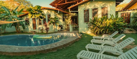 Private pool & Backyard with Beach Chairs to Relax under the Sun