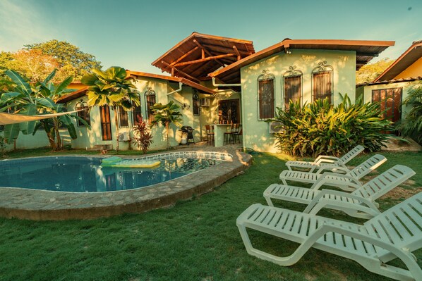 Private pool & Backyard with Beach Chairs to Relax under the Sun