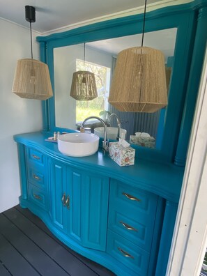 A touch of glamour in the bush setting.
