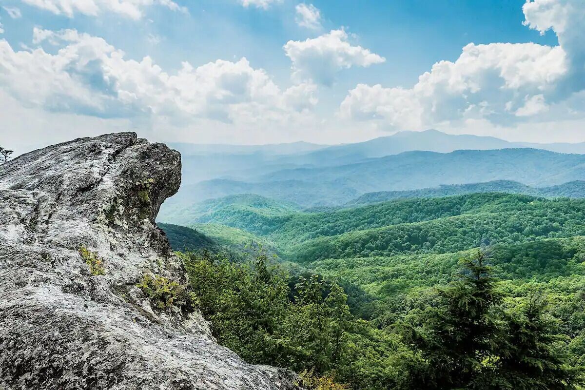 The Red Rover – Secluded Cabin, fabulous views, Hot tub, 3 miles to Blowing Rock