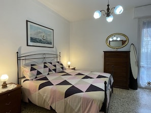 Gebäude, Möbel, Eigentum, Bilderrahmen, Komfort, Holz, Bettrahmen, Beleuchtung, Interior Design, Bett