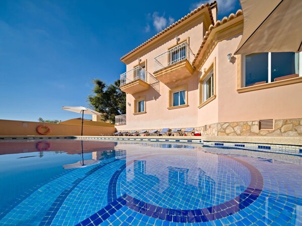 Water, Sky, Building, Property, Window, Swimming Pool, Azure, Cloud, House, Plant