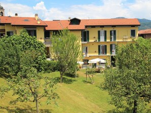 Pflanze, Wolke, Himmel, Fenster, Pflanzengemeinschaft, Gebäude, Baum, Grundstueck, Vegetation, Urban Design