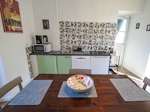 Möbel, Interior Design, Flooring, Küche, Beleuchtung, Fussboden, Countertop, Zimmer, Küchengerät, Major Appliance