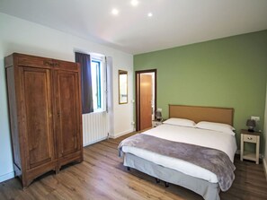 Bett, Möbel, Interior Design, Schlafzimmer, Bettdecke, Fussboden, Holz, Bedding, Flooring, Decke