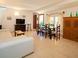 Möbel, Interior Design, Fernsehen, Fussboden, Flooring, Zimmerpflanze, Wohnzimmer, Komfort, Lampe, Holz