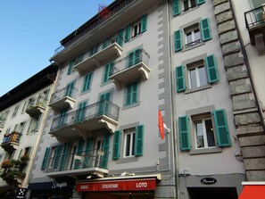 Building, Sky, Window, Property, Condominium, Urban Design, Commercial Building, Material Property, Real Estate, Residential Area