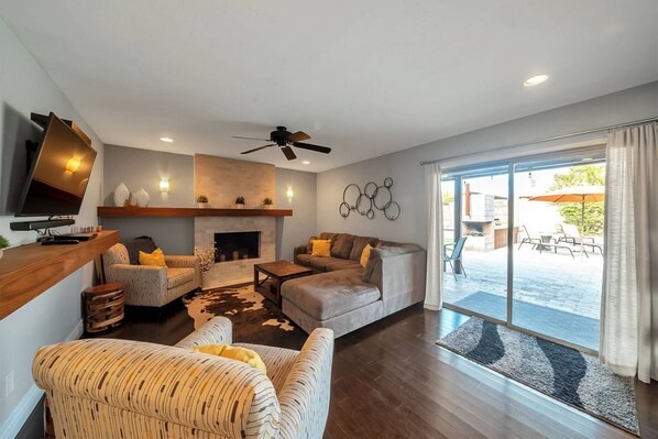 Charming living room with 42" Smart TV w/ YouTube Live