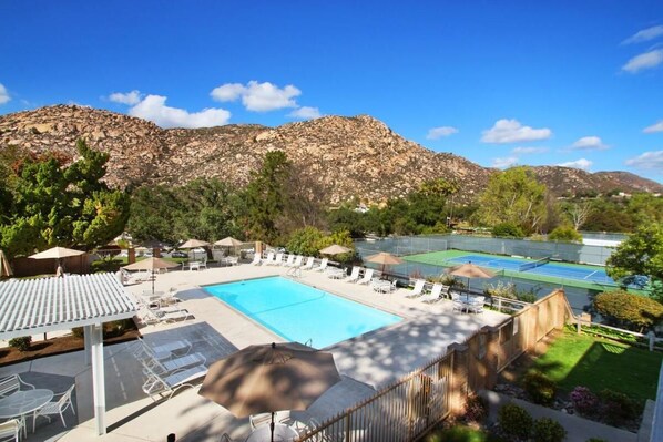 Large swimming pool, bring the kids and jump right in!