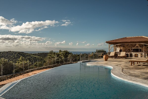 The ocean and its changeable moods set the rhythm at this self-catering home. 