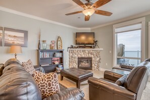 Living Room with fireplace