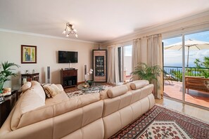 5 Ourmadeira Villas In Madeira Moradia Da Falesia Living Room