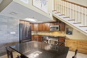 22-Crystal-Sands-304B-Kitchen