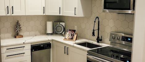 Custom high end kitchen guarantees your convenience and comfort