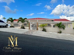 The front of Villa Milagro and the parking area.