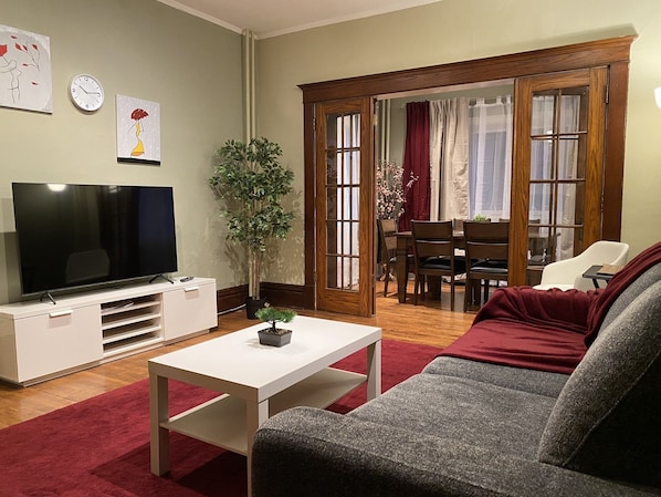 Living room with comfortable double hide-in-bed, smart TV, free wifi