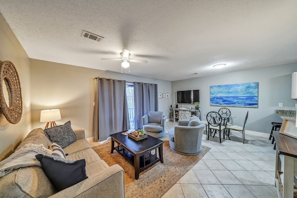Cozy living/dining area with pull out couch.