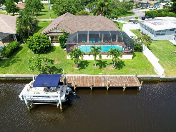 Set your course for relaxation and family fun! At House With A Boat every day is a new adventure on the water.