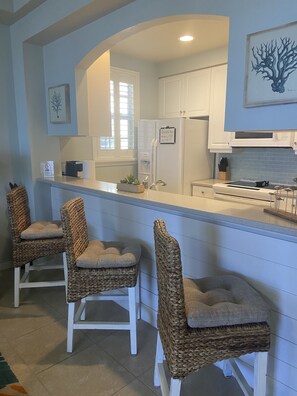 3 comfy bar stools to enjoy food and drinks at the counter