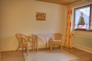 Ferienwohnung für 5 Personen, 2 Schlafzimmer, 70 m²-Sitzgelegenheit im Schlafzimmer