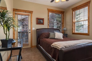 Second bedroom with Queen