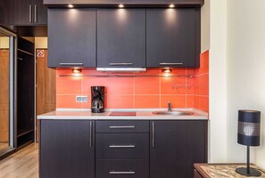 Kitchenette with plenty of kitchen utensils and dishes. 