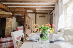 Cobblers Cottage Dining Area - StayCotswold