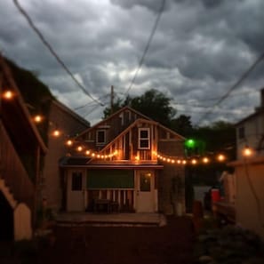 A view of the enterence and the cozy courtyard you can enjoy. 