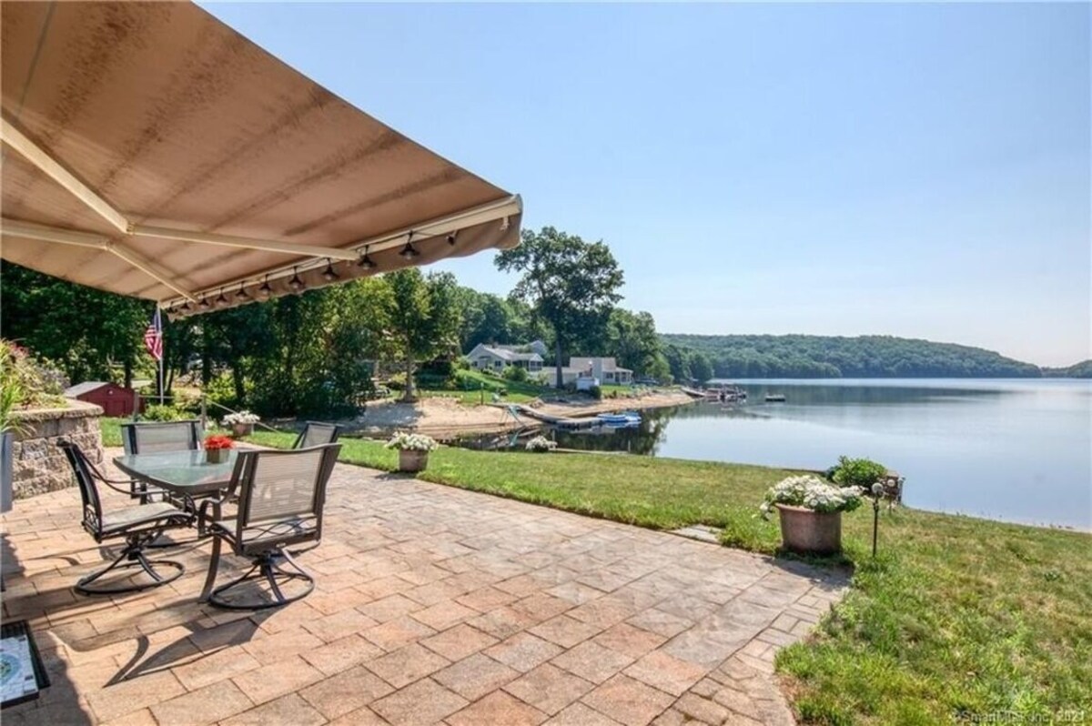 Beautiful lakefront retreat just 15 mins to casino