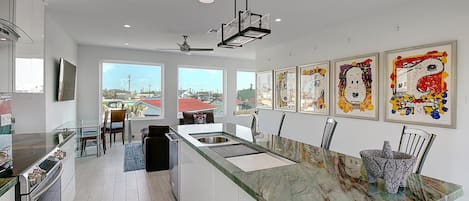 Kitchen and dinning room - Kitchen with island seating for 4