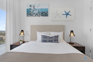 Bedroom 2 (Queen Bed)