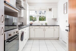 Fully fitted kitchen 