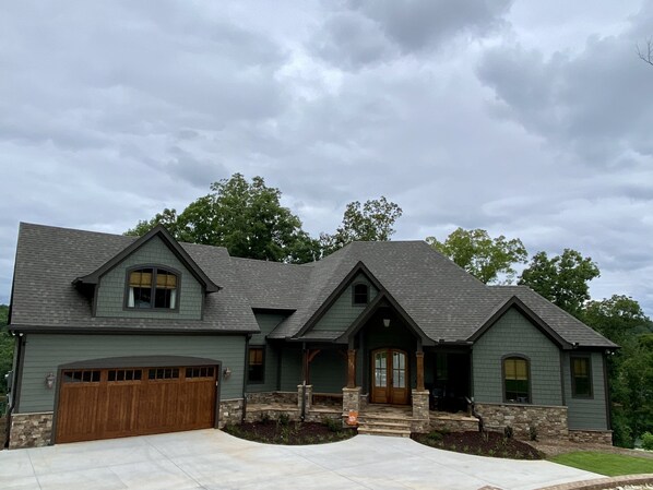 Front of the house facing the road. 