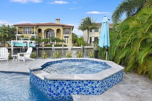 The 'spa' in this photo is not a spa - but a separate soaking tub, it is kept at the same temperature as the pool