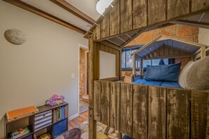 There is plenty to keep the kids occupied in the bunk room. With several books to read, Lincoln logs, wooden blocks, magna-blocks, puzzles and play food there should be no shortage of creative play.