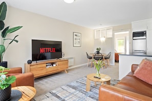 Tasmanian Oak, genuine leather furniture, smart TV with Netflix and Prime Video.