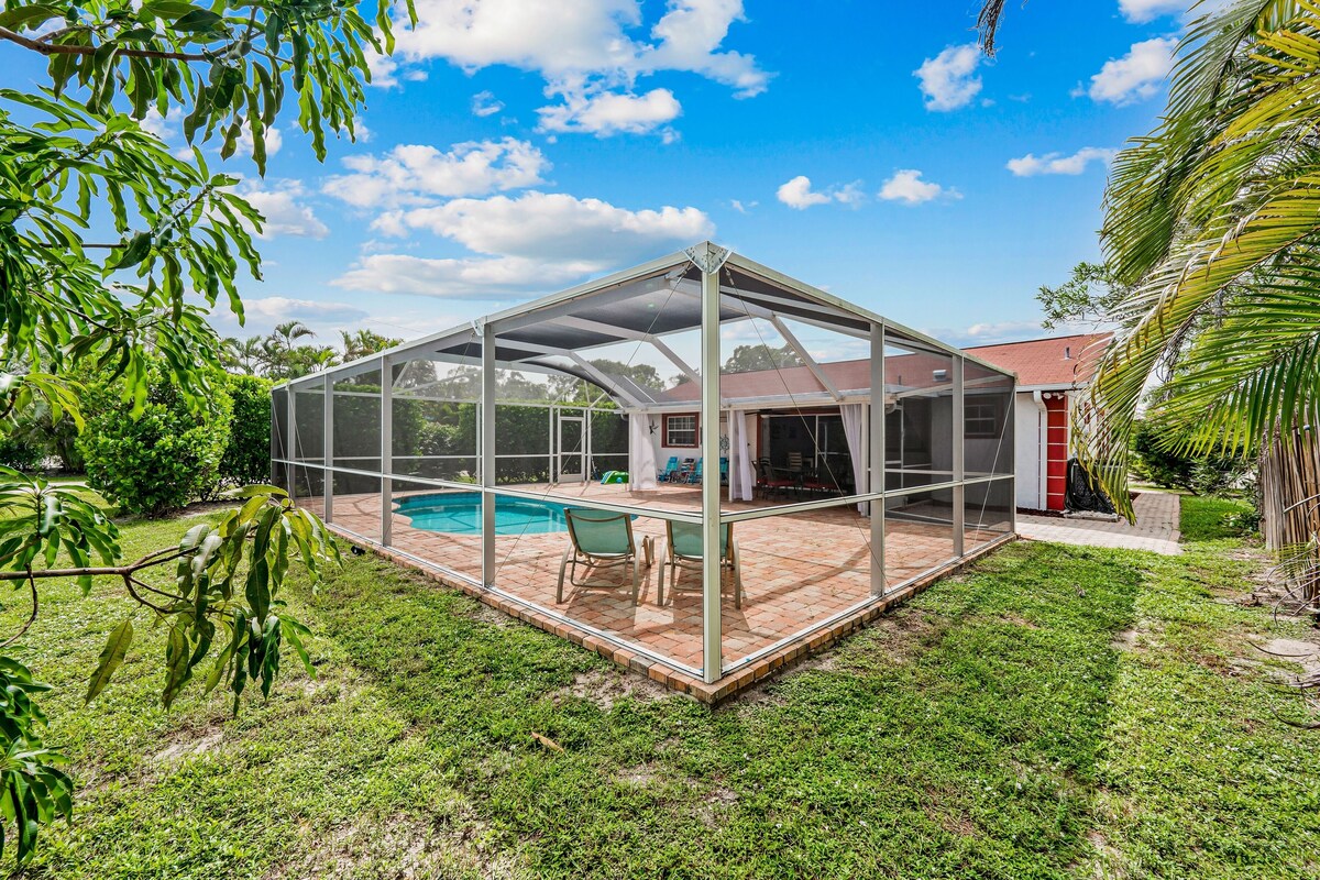 Snowbird-friendly home with private pool, W/D & central AC – near beach & dining